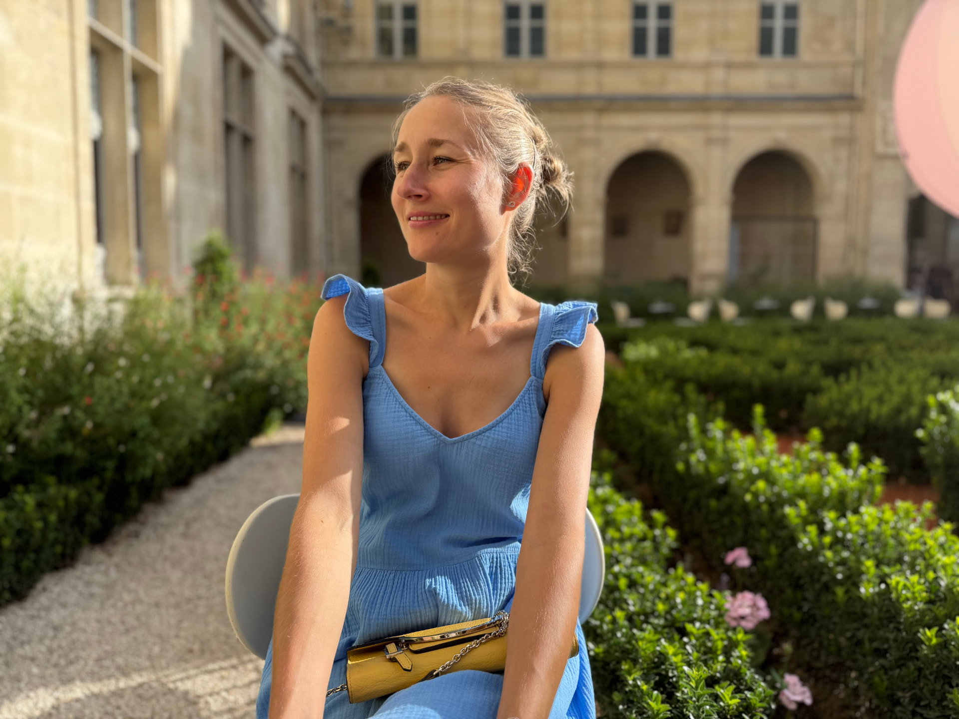 Lena, love coach, dans un jardin parisien